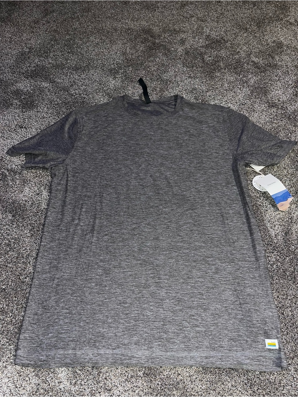 Vuori Strato Tech Tee Short Sleeve Shirt Stretch Performance Large Mens Grey NWT